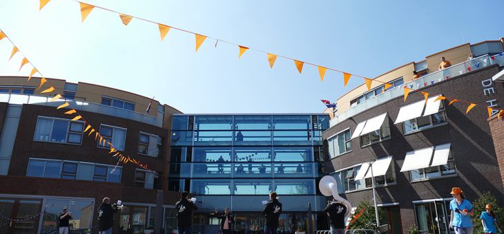 Leden van Irene Hasselt brengen het Wilhelmus naar Zorgcentrum de Hazelaar