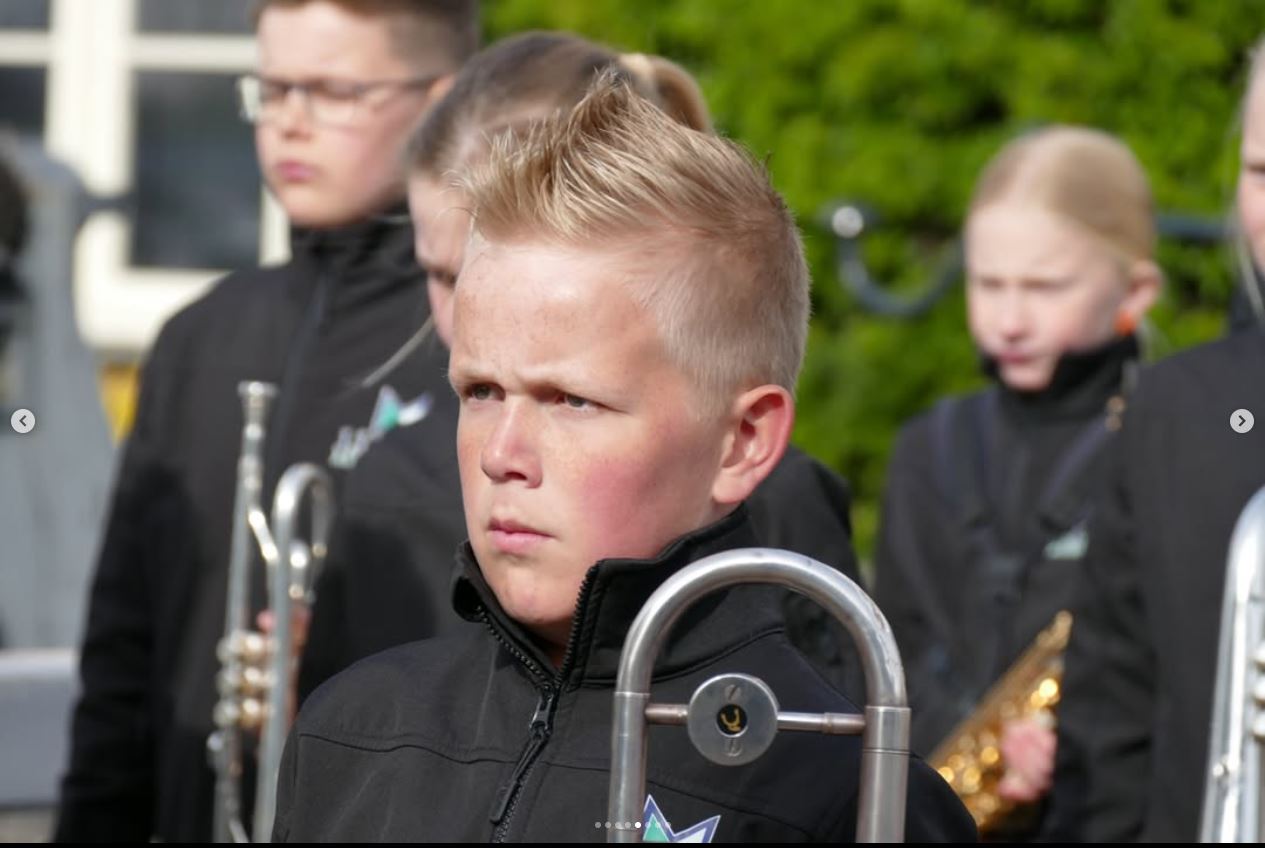 Juniorenband tijdens een optreden